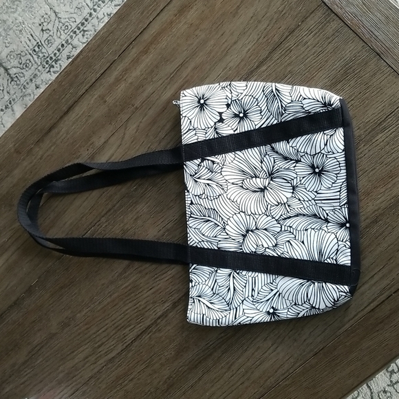thirty-one Handbags - NWOT Thirty-one classic day bag in Garden Sketch